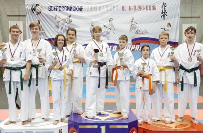 Юные каратисты из Соликамска привезли с моря 9 медалей